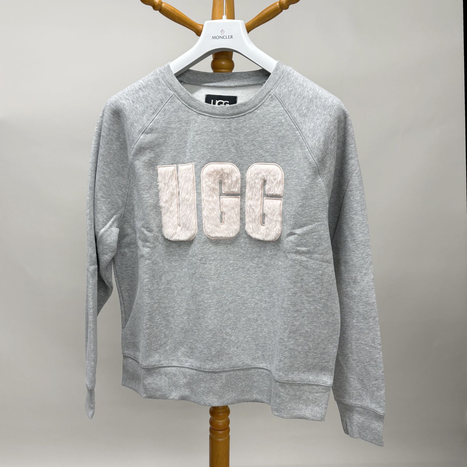 UGG スウェット トレーナー アグ グレー マドリン ファジー ロゴ　Sサイズ UGG アグ トレーナー Madeline Fuzzy Logo Crewneck マドリン
