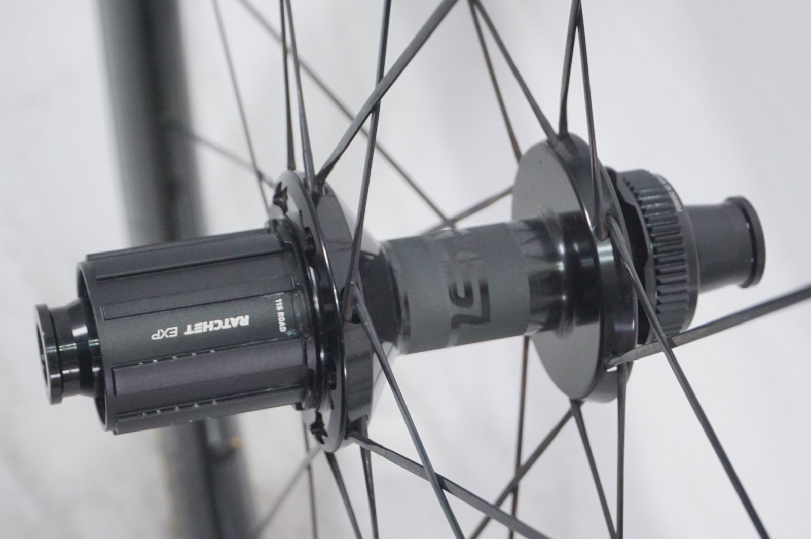 ○Reynolds レイノルズ AR29C DB シマノフリー 11/12s対応 チューブレス カーボンホイールセット 超美品 レイノルズ REYNOLDS アサルト ASSAULT ストライク STRIKE