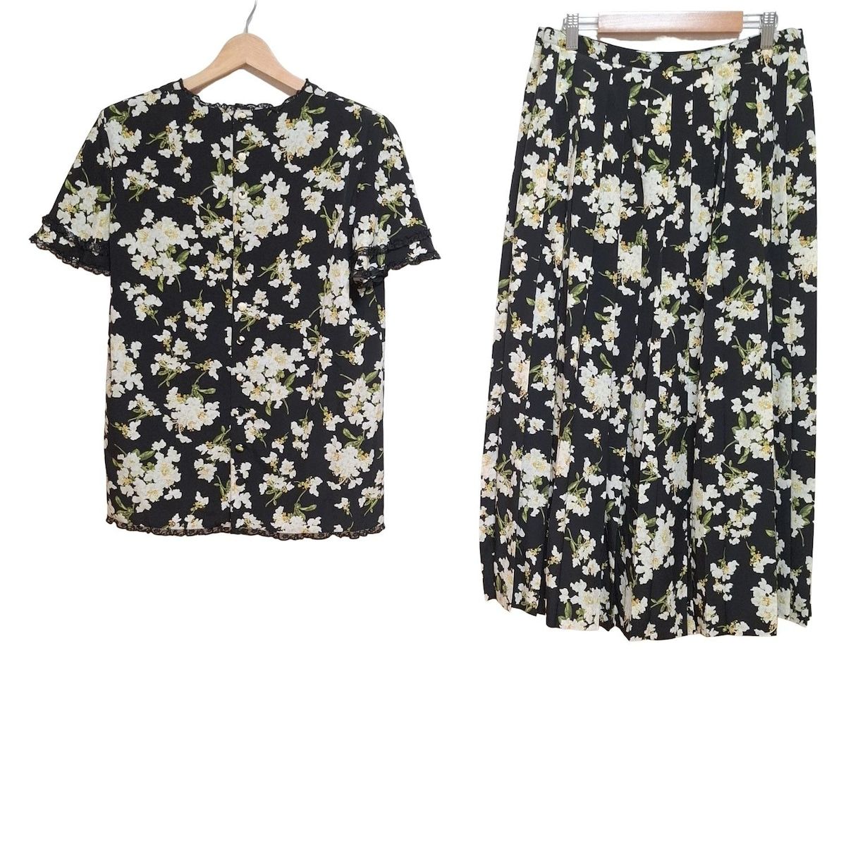 INGEBORG インゲボルグ スカートセットアップ レディース - 黒×白×マルチ 花柄|レース|リボン|肩パッド