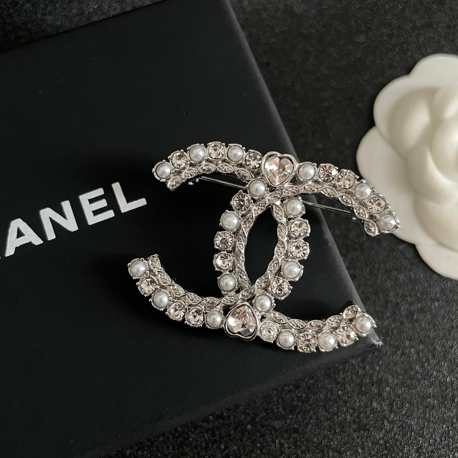 今日特価】CHANEL シャネル 専門店新商品と同時期に発売 胸ピン