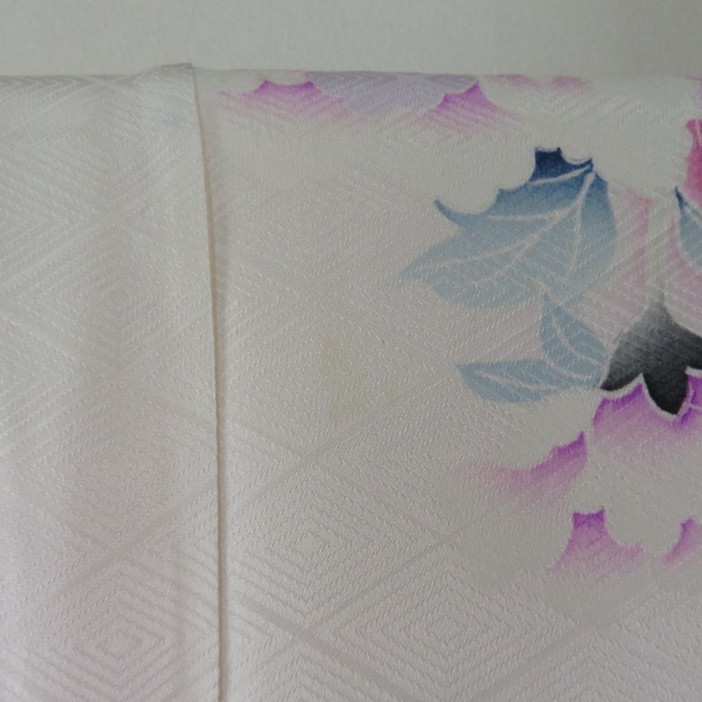 振袖 白色xピンク色x紫色 刺繍入り 牡丹に孔雀の羽根文様 ぼかし染め
