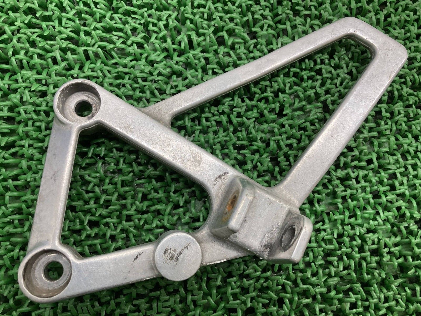 NSR50 ステップホルダー 左 GT4 ホンダ 純正 中古 バイク 部品 AC10 ステッププレート ブラケット 修復素材に コケキズ無し mS