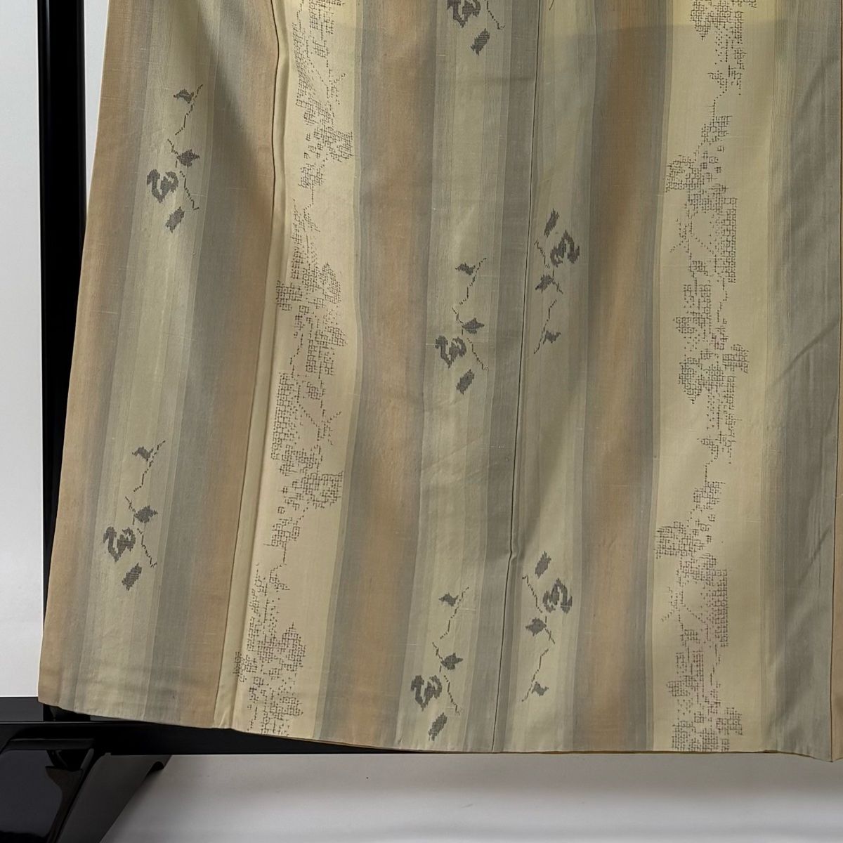 紬身丈160裄丈64cm M 薄物夏紬縞絣薄茶色 正絹 秀品【中古】 大島紬 身丈167.5cm 裄丈66.5cm M 袷 証紙あり 幾何学 段縞 赤紫