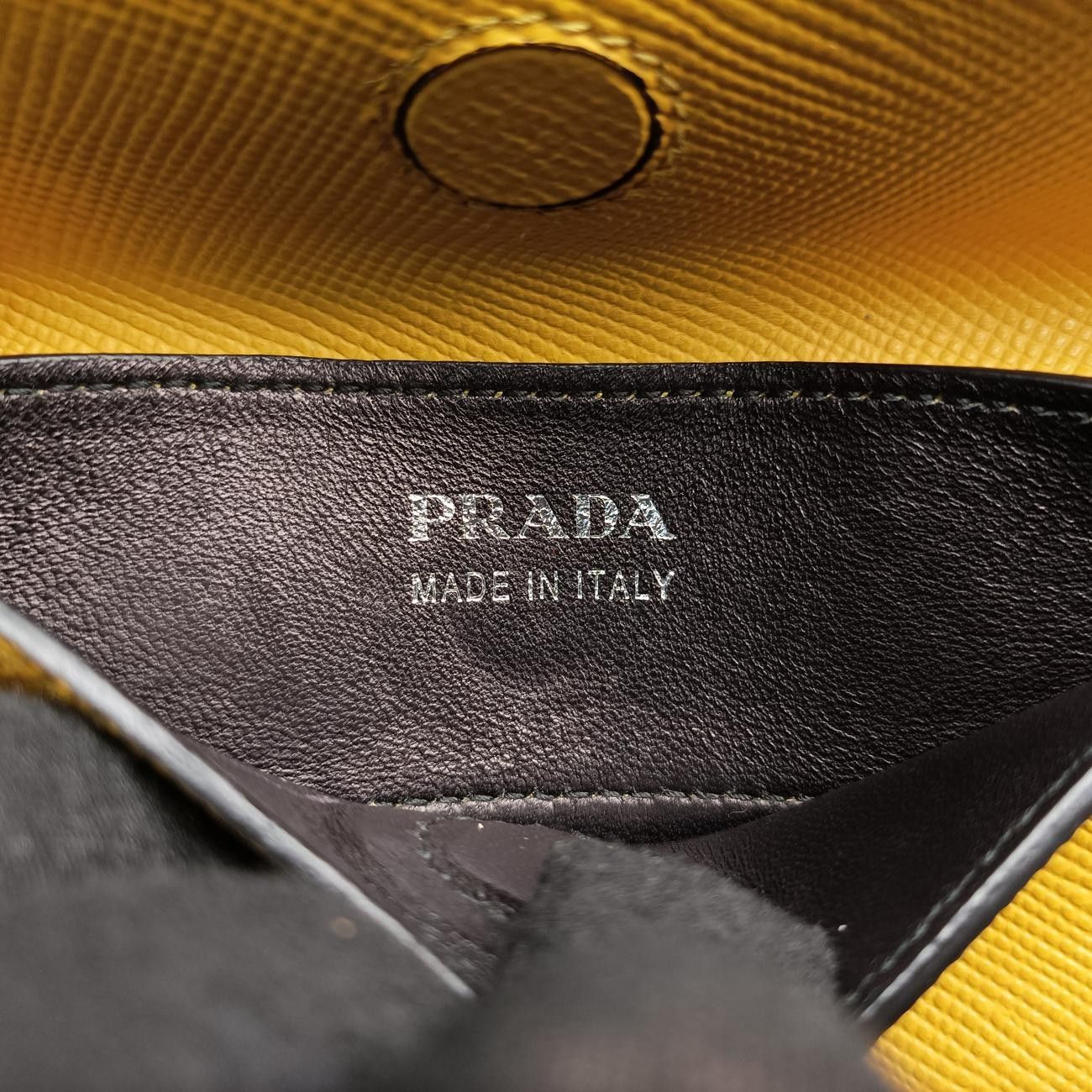 プラダPradaハーフフラップダブルターンロックイエローサフィアーノレザーBN2821180|A