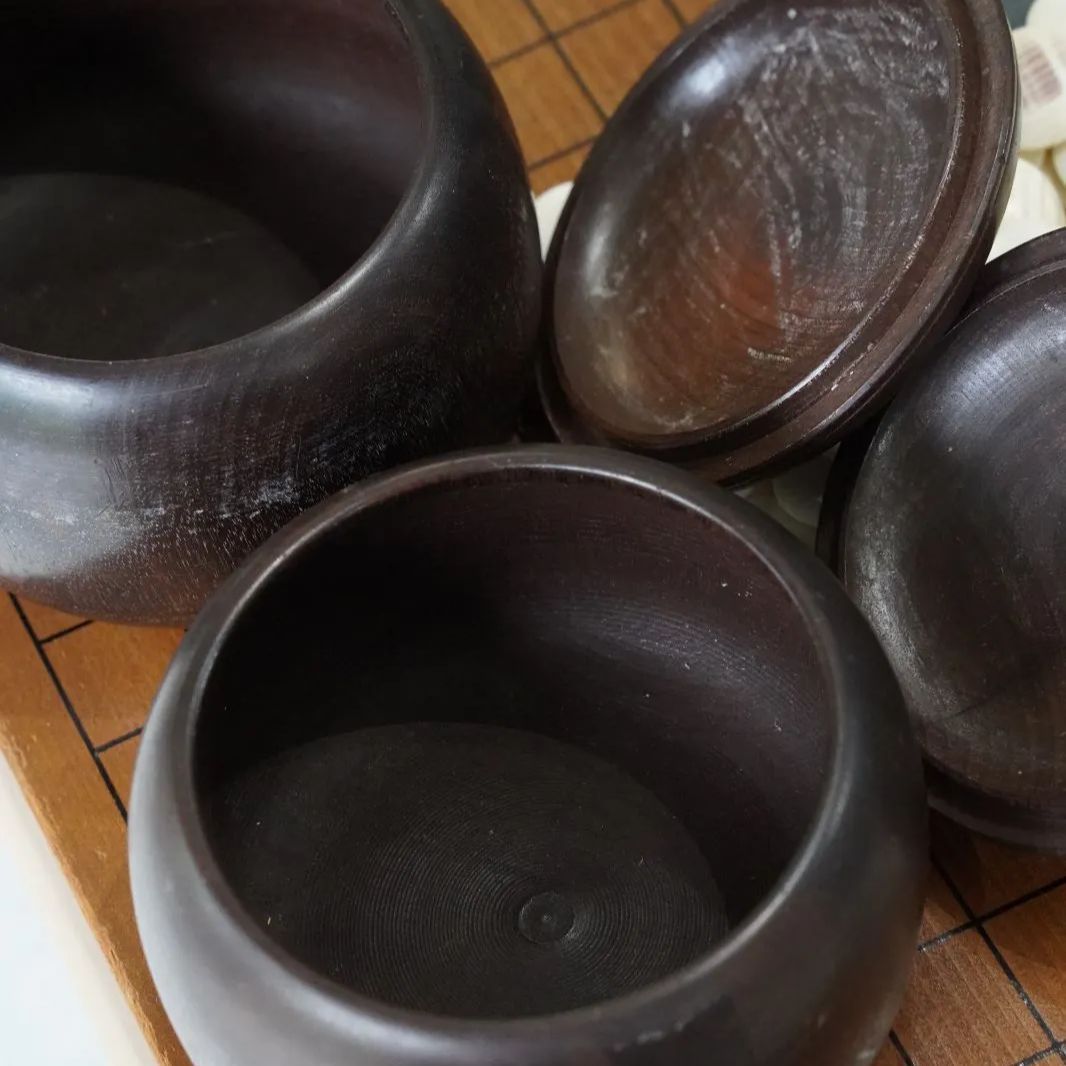 那智白黒蛤碁石361粒 木製碁笥付 碁石セット 美色・碁石361枚セット】白180枚・黒181枚 木製碁笥付き 蛤碁石／那智