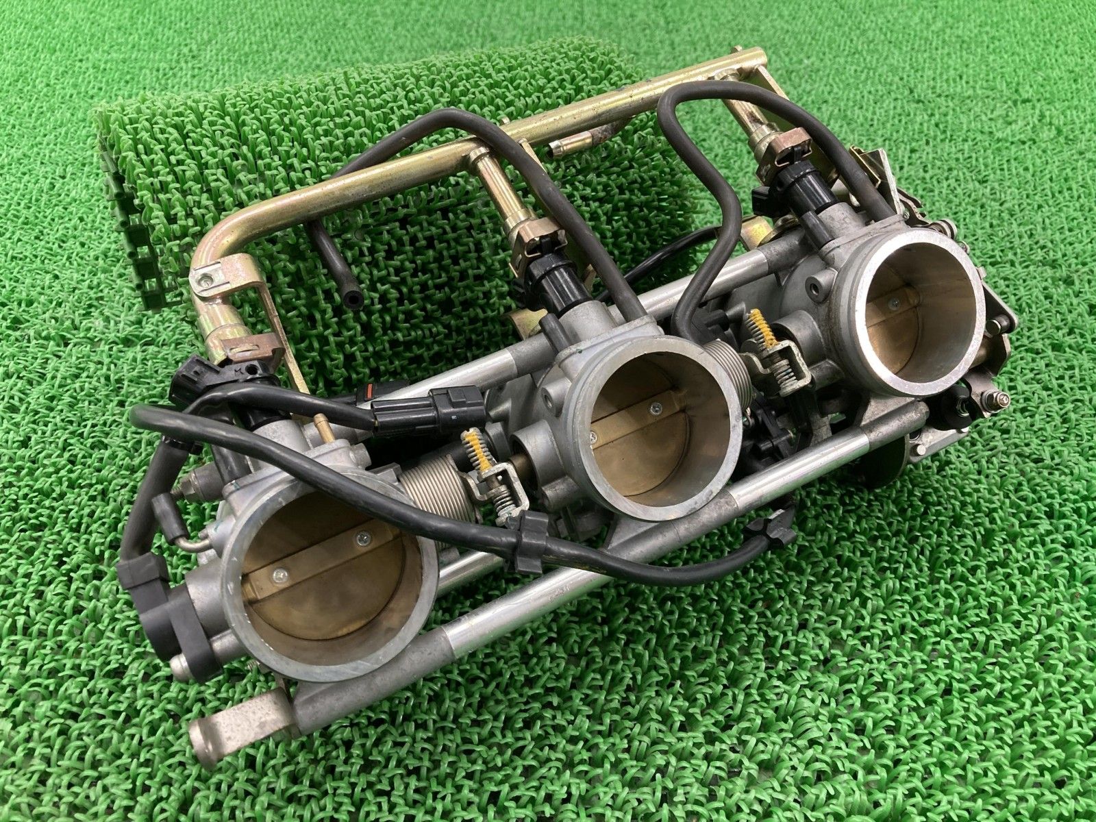 ロケット3 スロットルボディ T1245000 トライアンフ(TRIUMPH) 純正 ロケットIII ロケットスリー インジェクター 固着無し 【中古】 52 ロケット3 スロットルボディ T1245000 トライアンフ(TRIUMPH) 純正