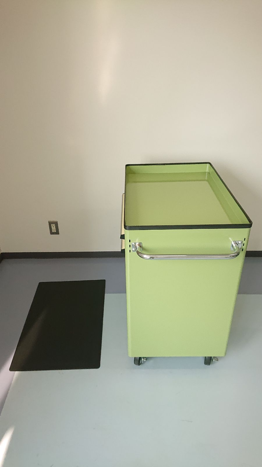 【現地引取のみ、リユース品】コクヨ　移動作業台　ワゴン　キャスター付き道具棚
