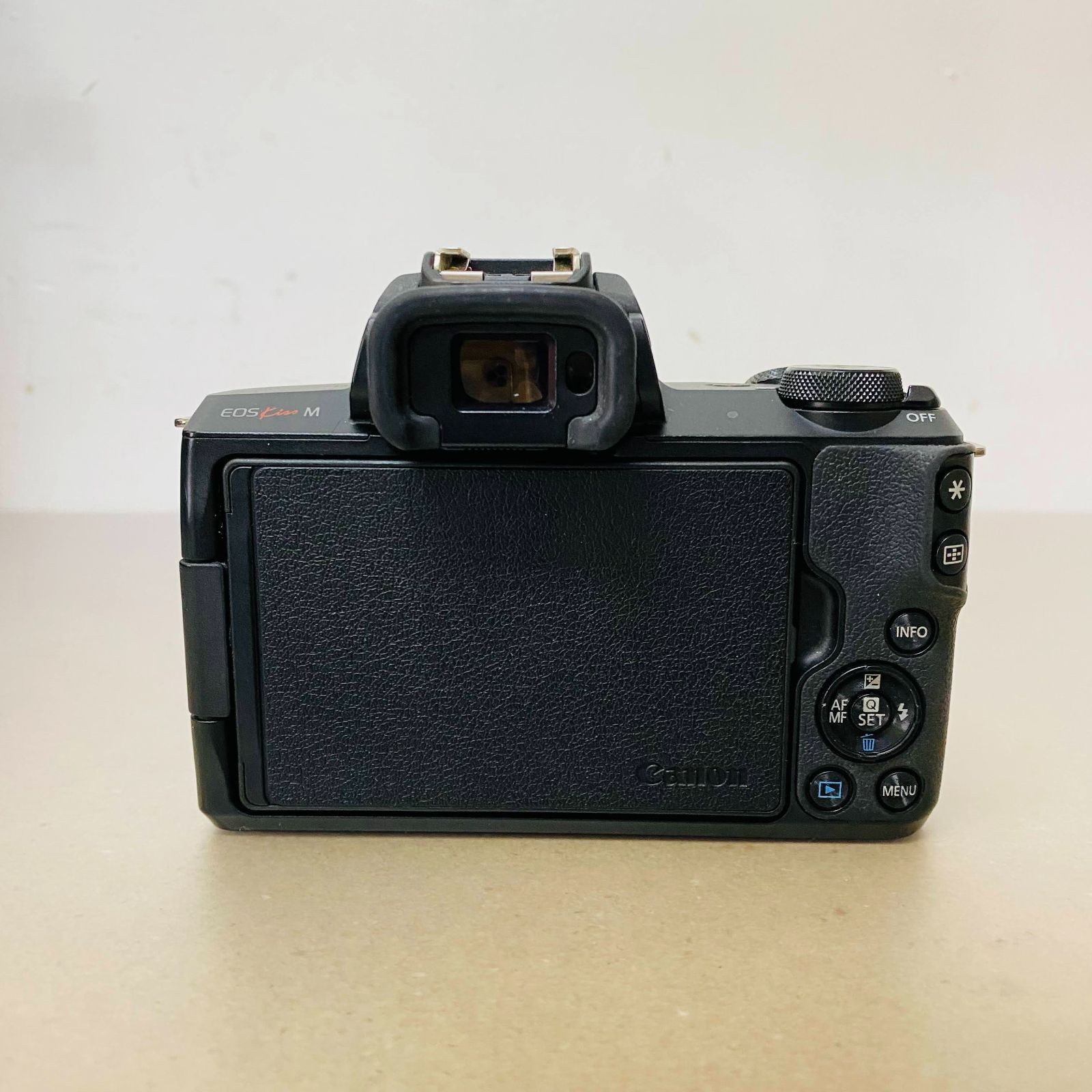 キャノン 　Canon EOS Kiss M　ブラック 　EF-M 15-45mm  F 3.5-6.3 　IS STM 　レンズキット 充電器、バッテリー付属 C2114  80サイズ発送