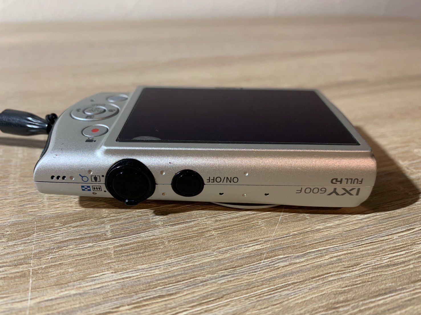 シルバー デジカメ