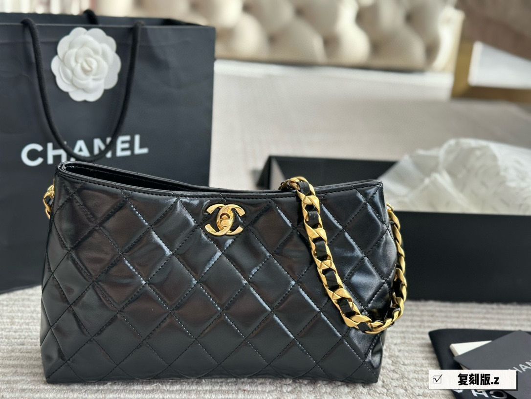 今日特価】Chanel 24P Hobo Bag ブラックゴールド ホーボー