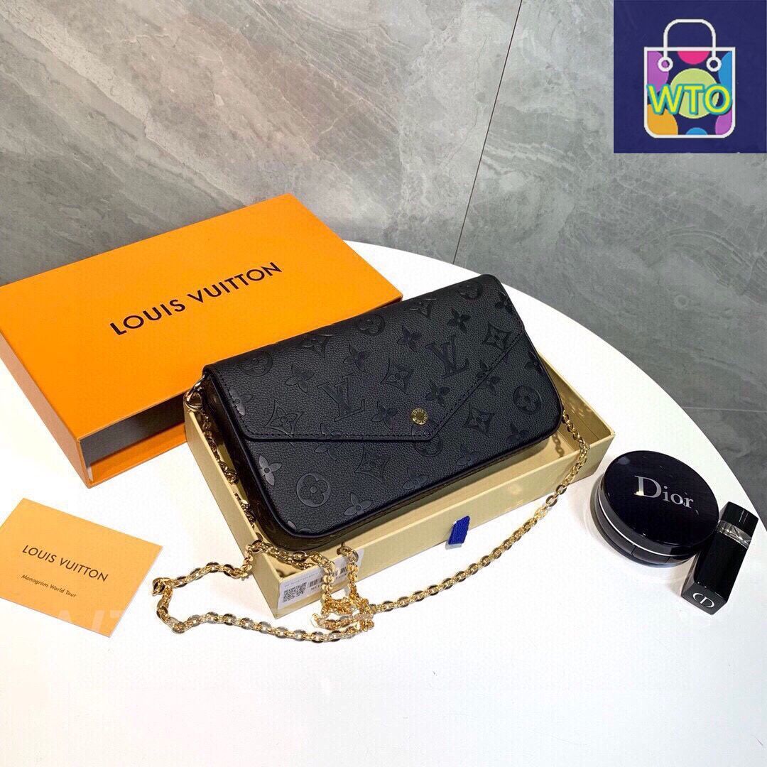 モノグラムエンプラントレザー製で