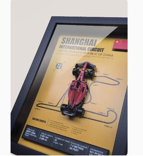 フレーム付き立体3D飛び出るリアルなアートプリント　車のポスター　F1 シルバーストーン イギリスグランプリ 合金F1レーシングカー　キャンバスアート　芸術ポスター　壁アート　版画　写真　プリント　抽象的な写真インテリア　装飾　23x32x4.5cm