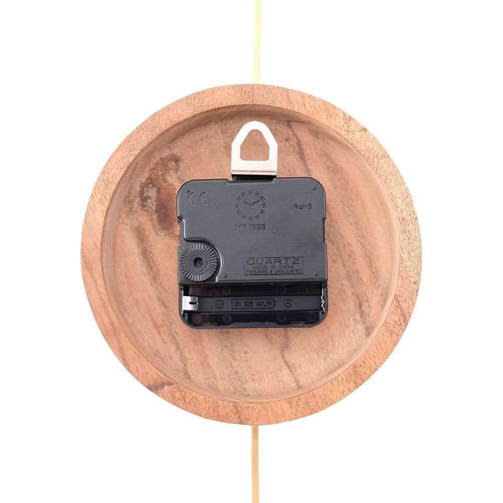 自然の温もりと真鍮の風合いで 空間を引き立てる壁掛け時計