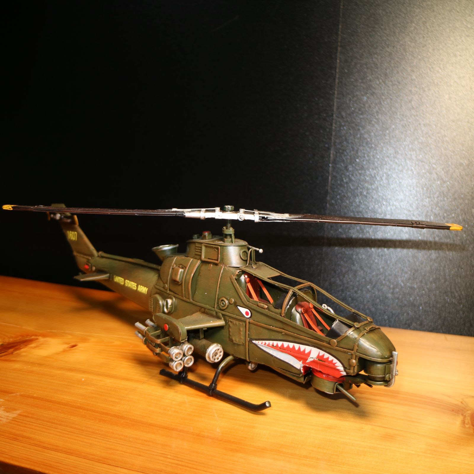 AH-1 コブラ ブリキ製ヘリコプター アメリカン 新しい