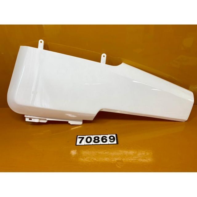 割引SALE中!! 70869 新品? HONDA ホンダ ギア50 UA03J サイドカウル ボディカバー 右 白