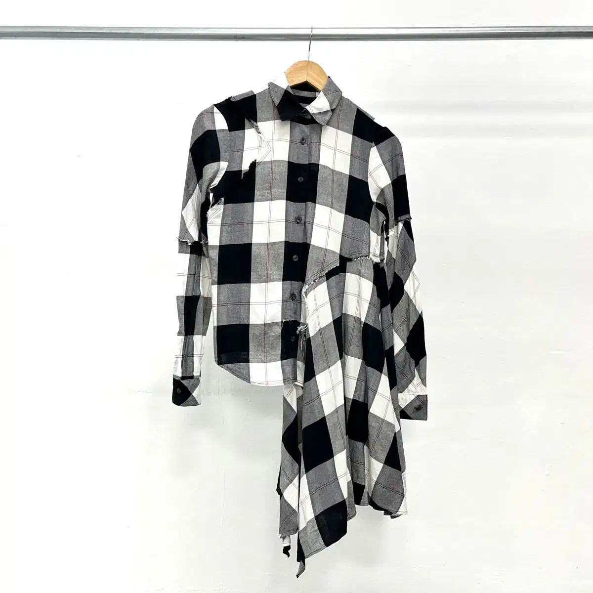 MM6 マルジェラ　アシンメトリー長袖シャツ　S52DL0041 MM6 マルジェラ アシンメトリー長袖シャツ S52DL0041