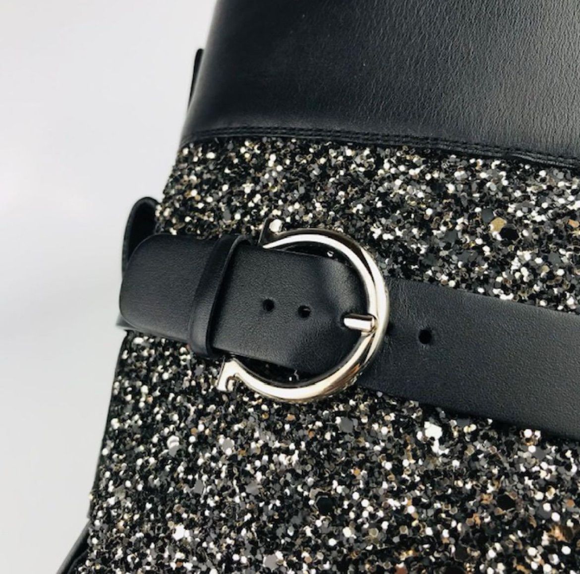 Salvatore Ferragamo サルヴァトーレ フェラガモ レディース レザー メタルブランドロゴ ガンチーニバックル付き グリッター ショートブーツ 6 イタリア製 レディースブーツ ブーツ 秋冬物 カジュアル ブラック 靴 ブーティ KIN-KAAI_COM