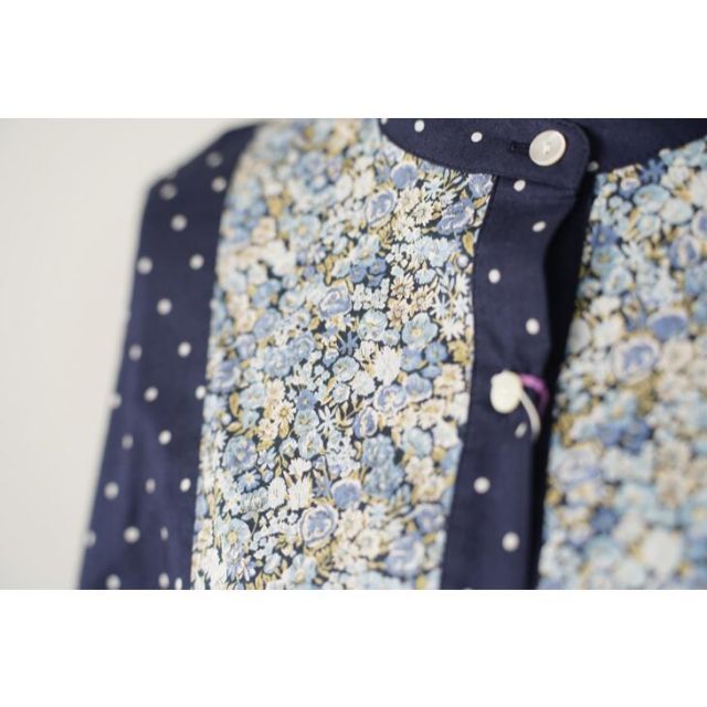 sosotto (ソソット) | LIBERTY x ドット前後ヨーク切替バンドカラーブラウス (navy / khaki) | トップス お洒落 sosotto (ソソット) | LIBERTY x ドット前後ヨーク切替バンド
