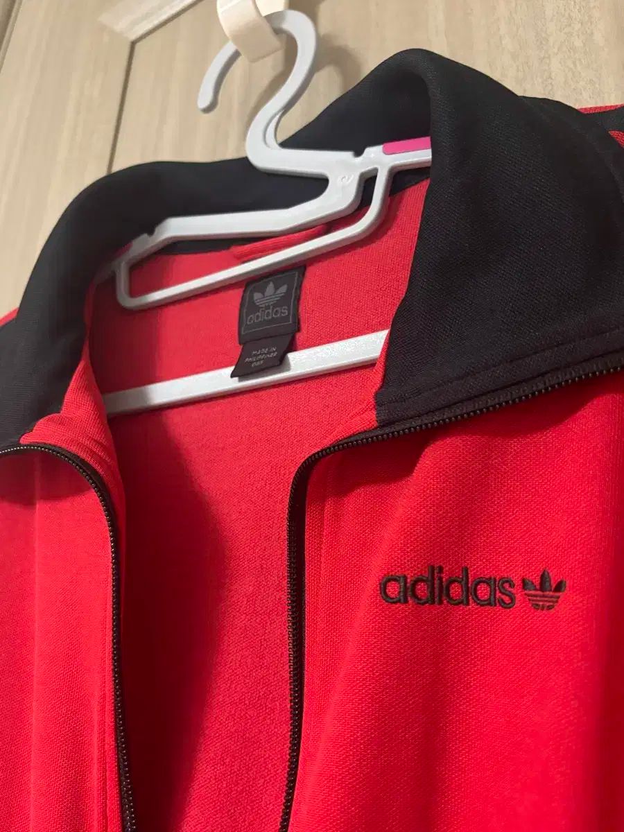 adidas 必須アイテム 赤黒 レッド ジャージ 85