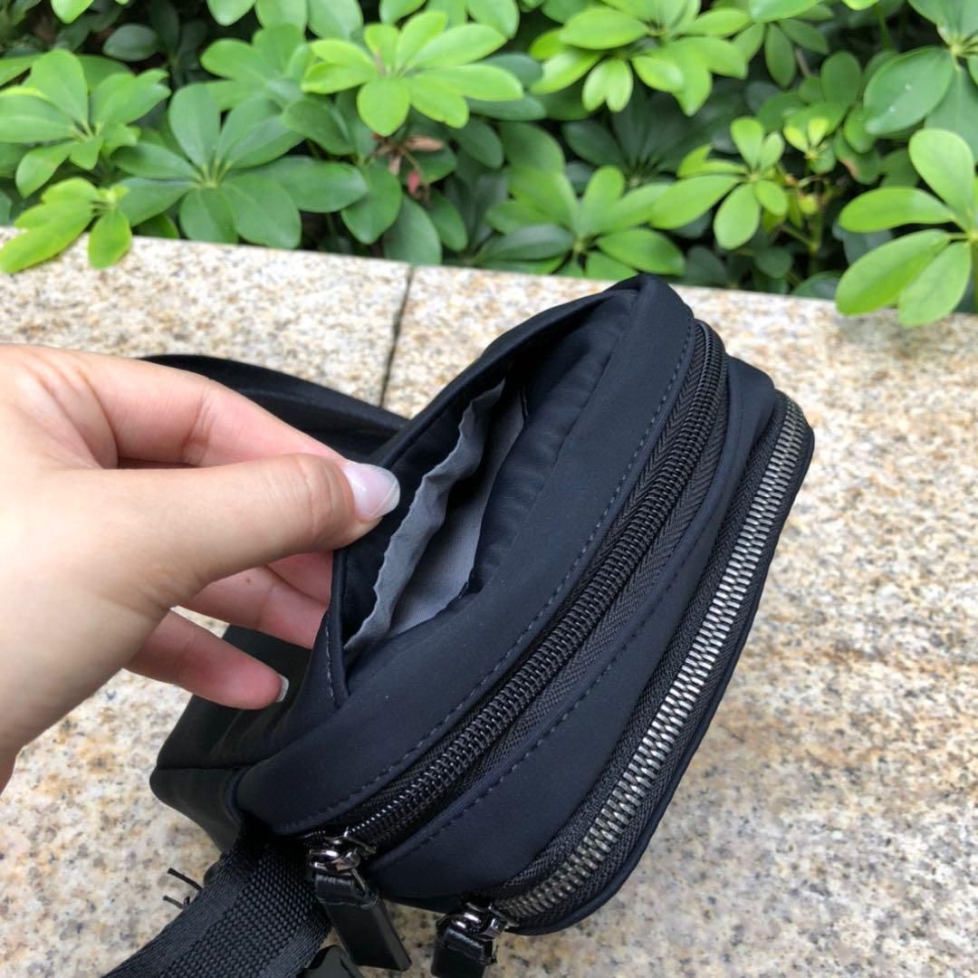 TUMI 6602030「ニコルス」スモール・クロスボディ黒 - メルカリ 