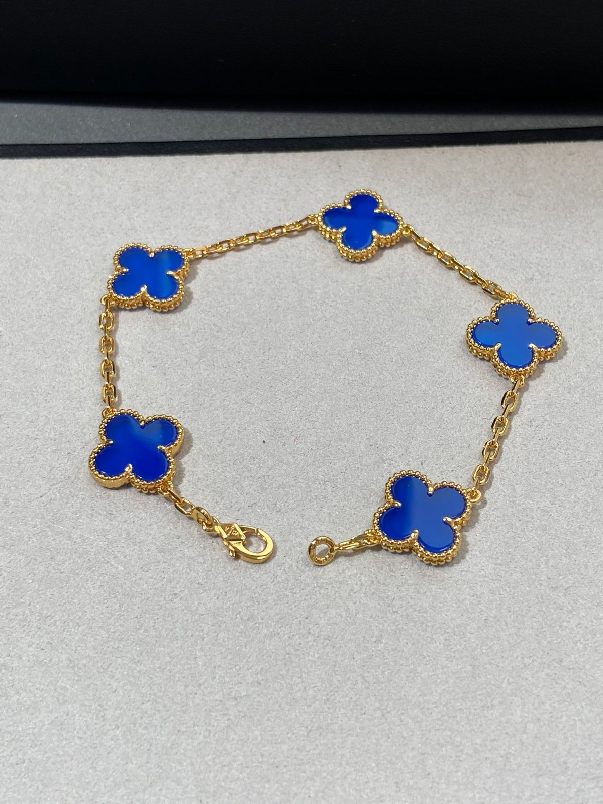 Van Cleef - Arpels ヴァンクリーフ＆アーペル 四つ葉のクローバー ブルーカルセドニー ファイブフラワー ブレスレット｜ ｜