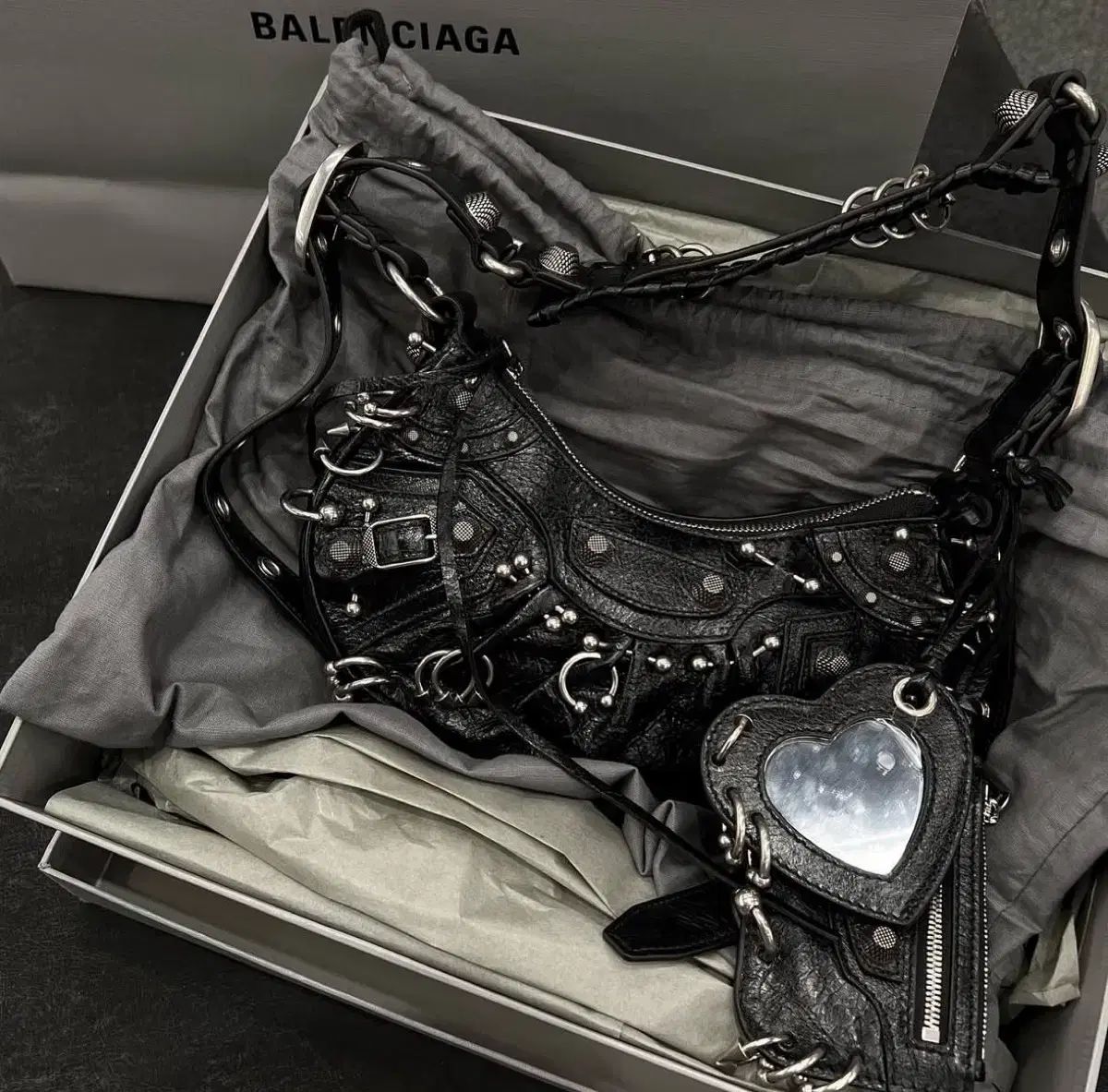 BALENCIAGA(バレンシアガ) ルカゴール ピアス バッグ - メルカリ