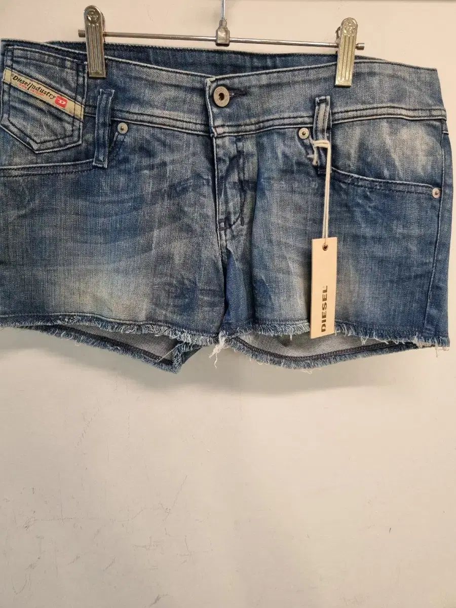 新品未使用 DIESEL ディーゼル ショートパンツ 26 新品未使用 DIESEL ディーゼル ショートパンツ 26 - メルカリ