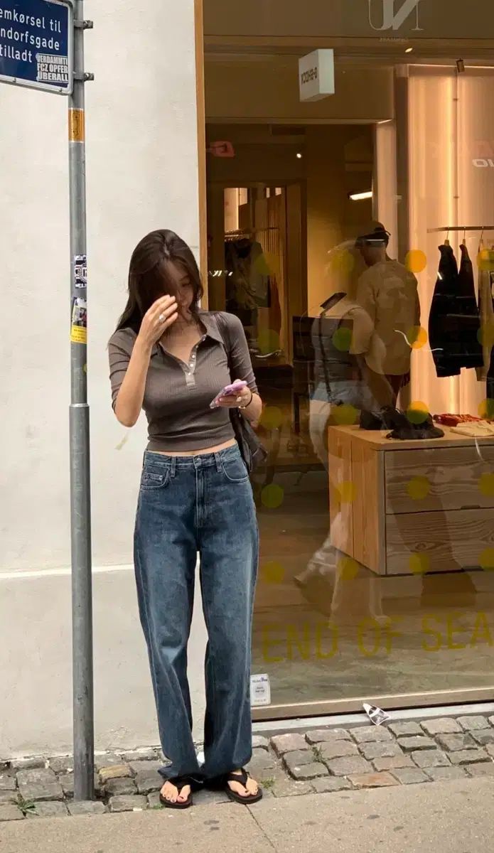 TANNAT リップ カラ V Tシャツ ブラウン