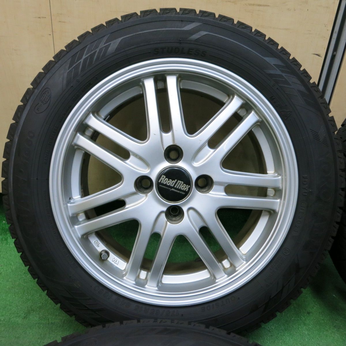 コンパクトカー全般に175/65R15インチダンロップバリ溝スタッドレス