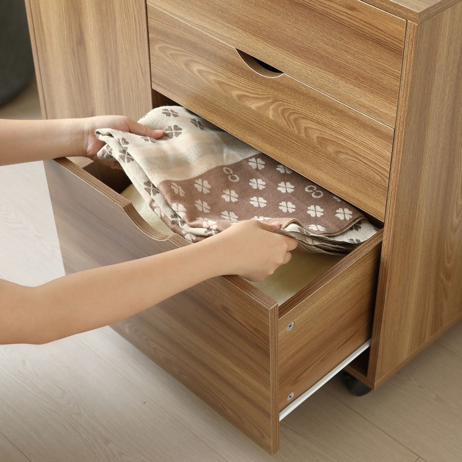 超人気ｘ送料無料 キャビネット幅80 北欧 サイドボード チェスト キャスター付き 引き出し 3段 ワゴン タンス 扉付き 大容量 押入れ収納 棚 スリム テレビ台 リビング 収納棚 おしゃれ モダン BROWN WWW_SUPERTOOLSSHOP_NL