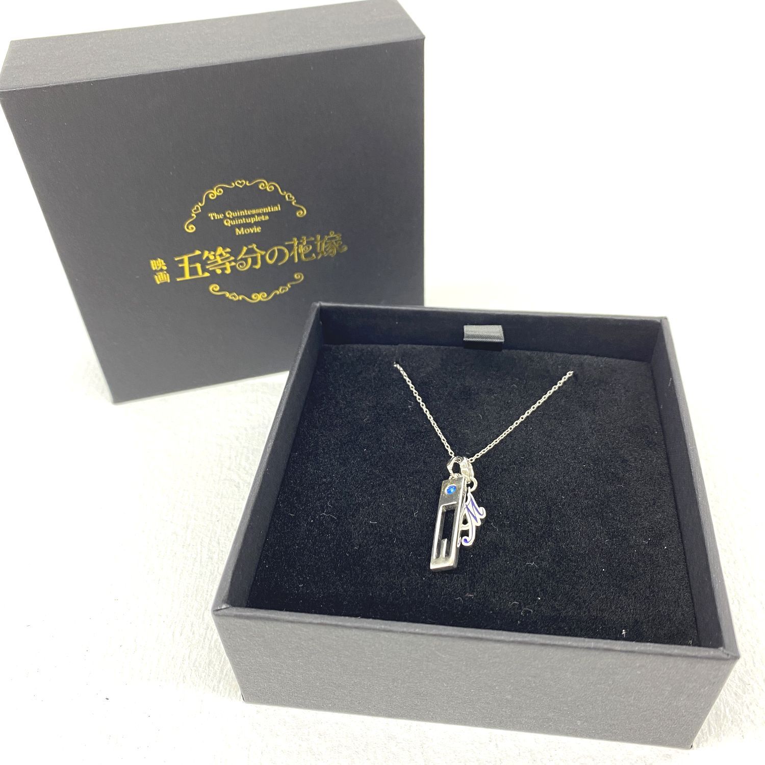 【★加古川物流】【中古品】映画 五等分の花嫁 中野三玖  天然ダイヤシルバーネックレス     アクリルネックレススタンド付き 【721】 ☆加古川物流】【中古品】映画 五等分の花嫁 中野三玖 天然