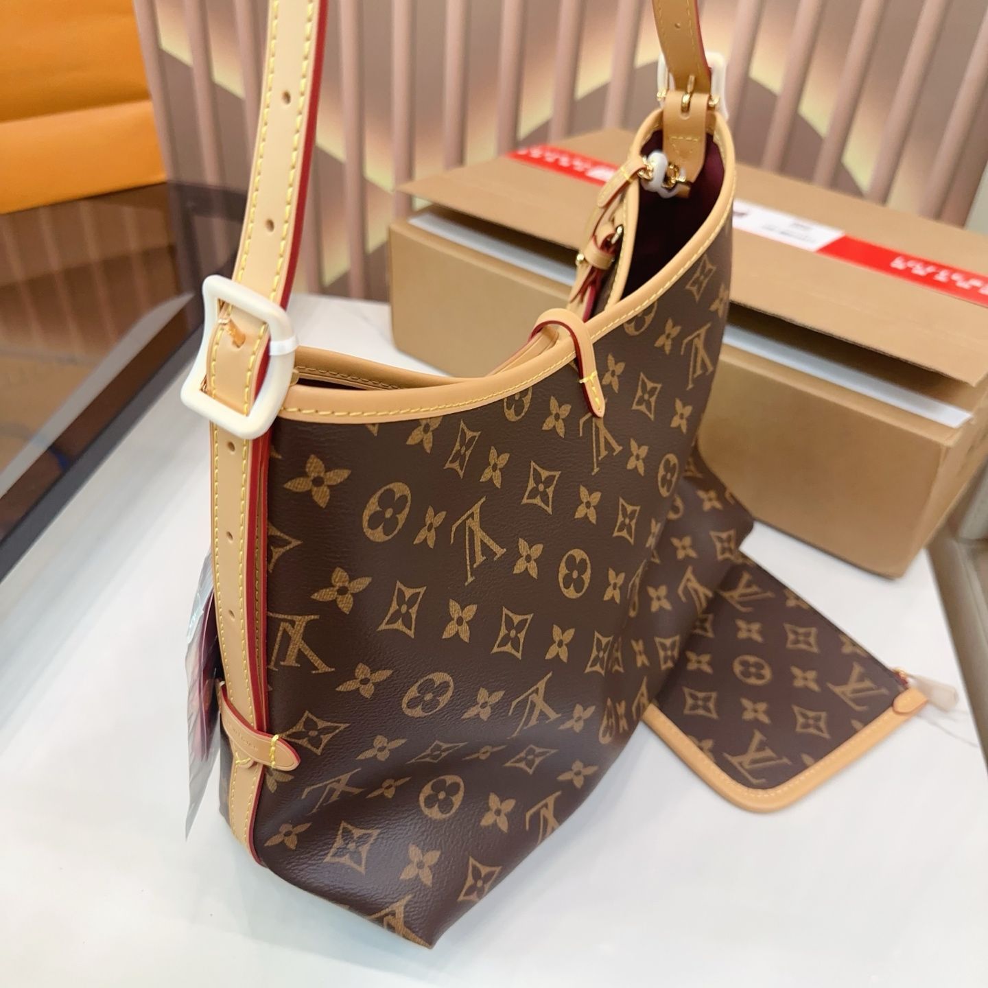 ❣️極美品❣️箱布袋付❣️LOUIS VUITTON❣️４連キーケース❣️紙袋おまけ付❣️ p 1280折りたたみ式ギフトボックス➕ひこうきばこ ルイ
