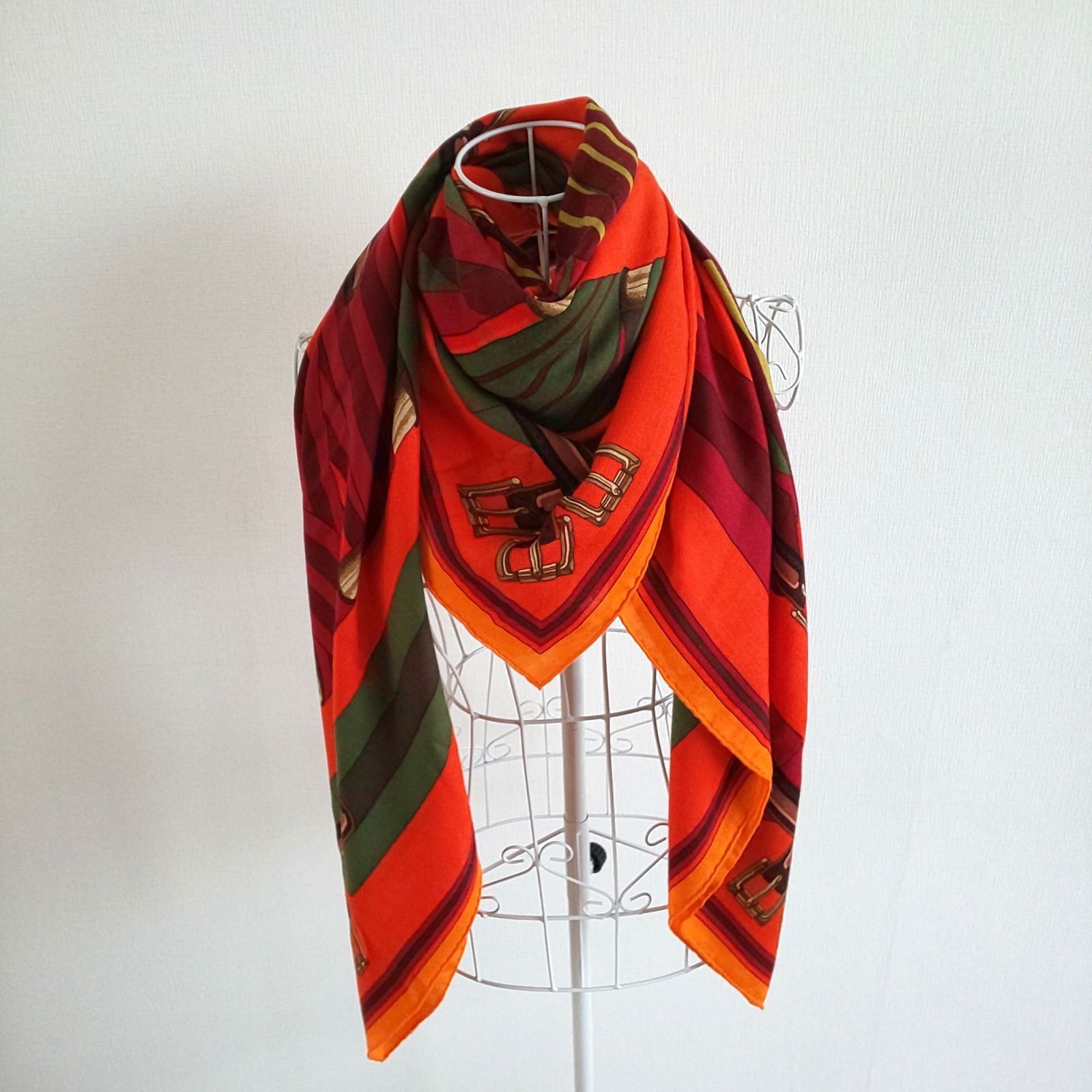 エルメス 大判 スカーフ 大政 絢さんが着こなす「エルメス」の大判