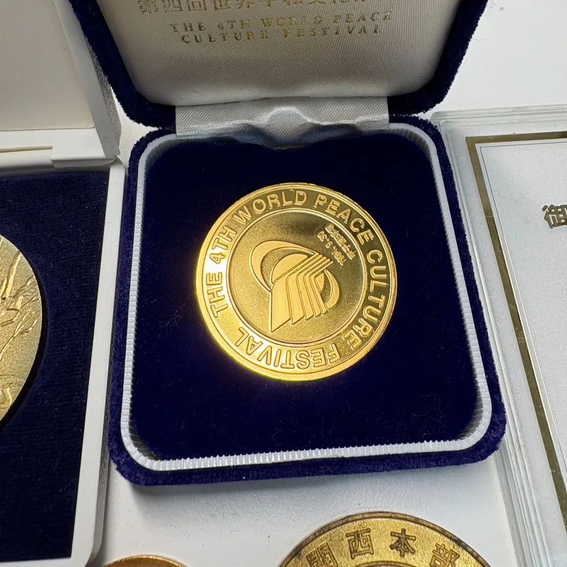 ◎ 【✨メダルまとめ✨】 記念コイン 骨董品 GOLD silver 金 銀 東京オリンピック 天皇陛下 創価学会 世界平和 民音 EXPO エキスポ  大阪 御成婚 箱入り アンティーク ヴィンテージ ゴールド シルバー 昭和レトロ ビンテージ 大量 メダル - メルカリ