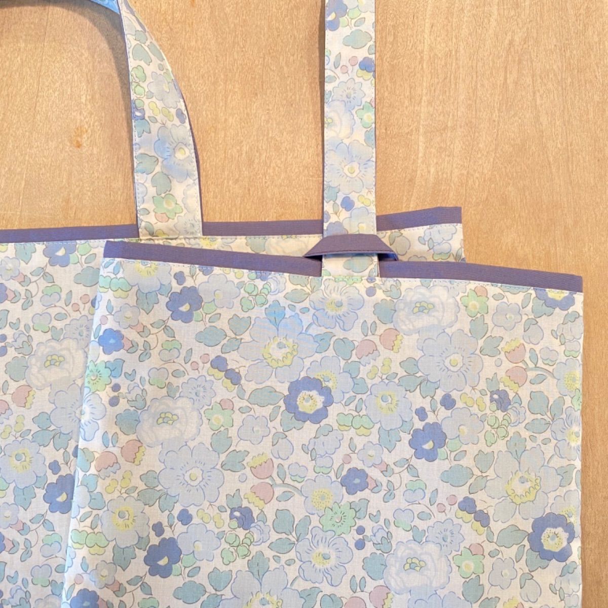 リバティのフリルとハートアップリケのレッスンバッグ3点セット(パープル) リバティのフリルとハートアップリケのレッスンバッグ・上履き入れ