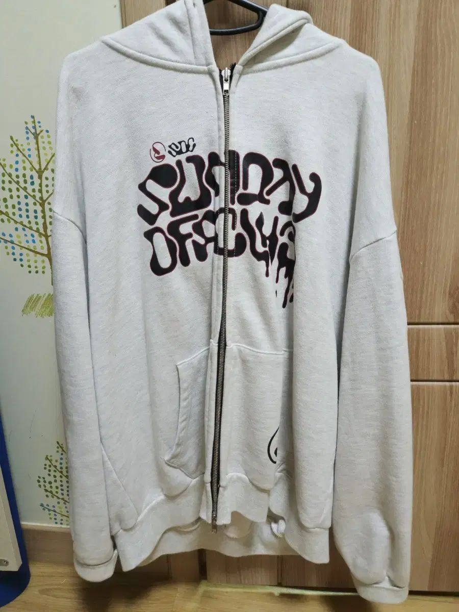 SUNDAYOFFCLUB フード付き ジップアップパーカー 出品 - メルカリ