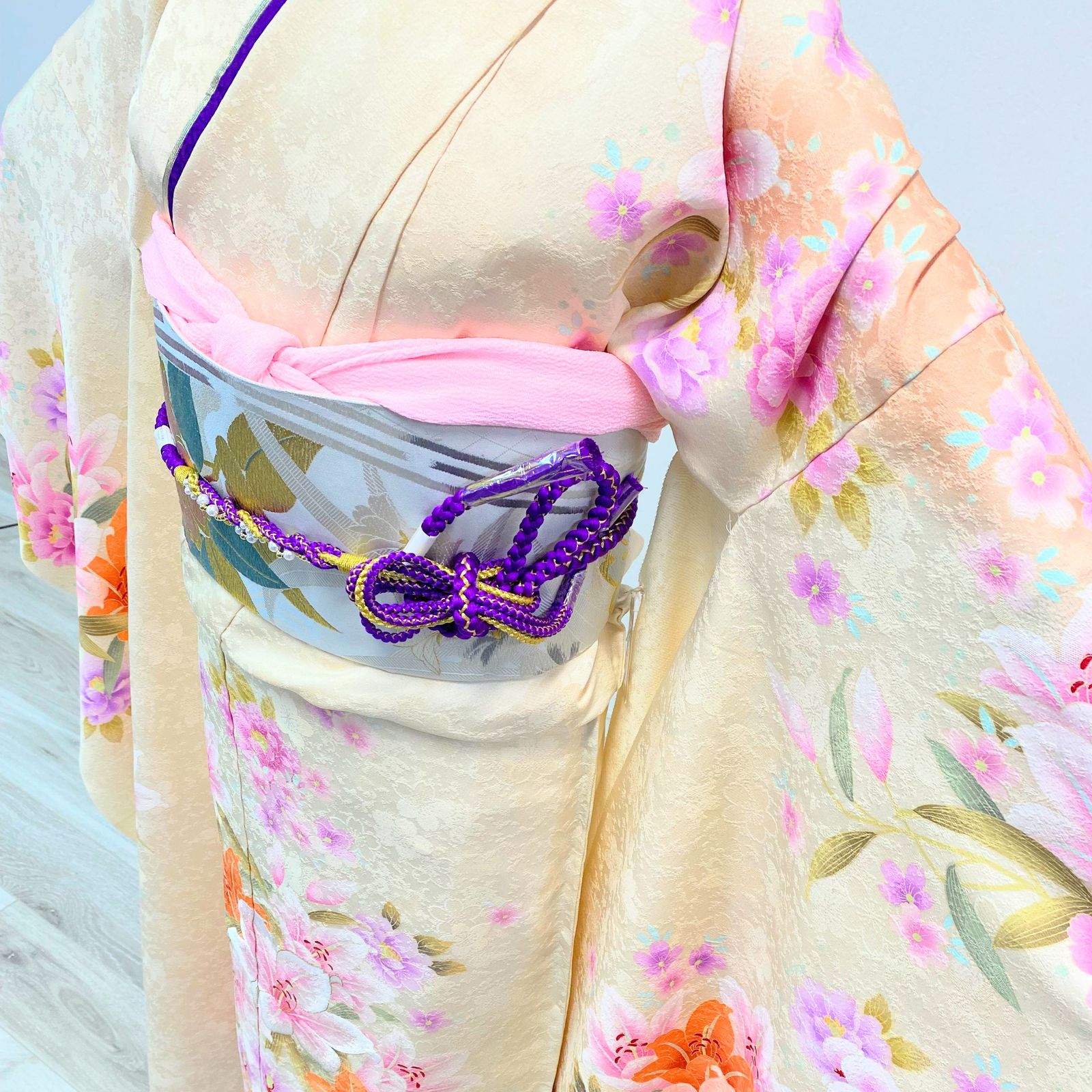 新品・一式セット】振袖 クリーム ニュアンスカラー 百合 欄 成人式 