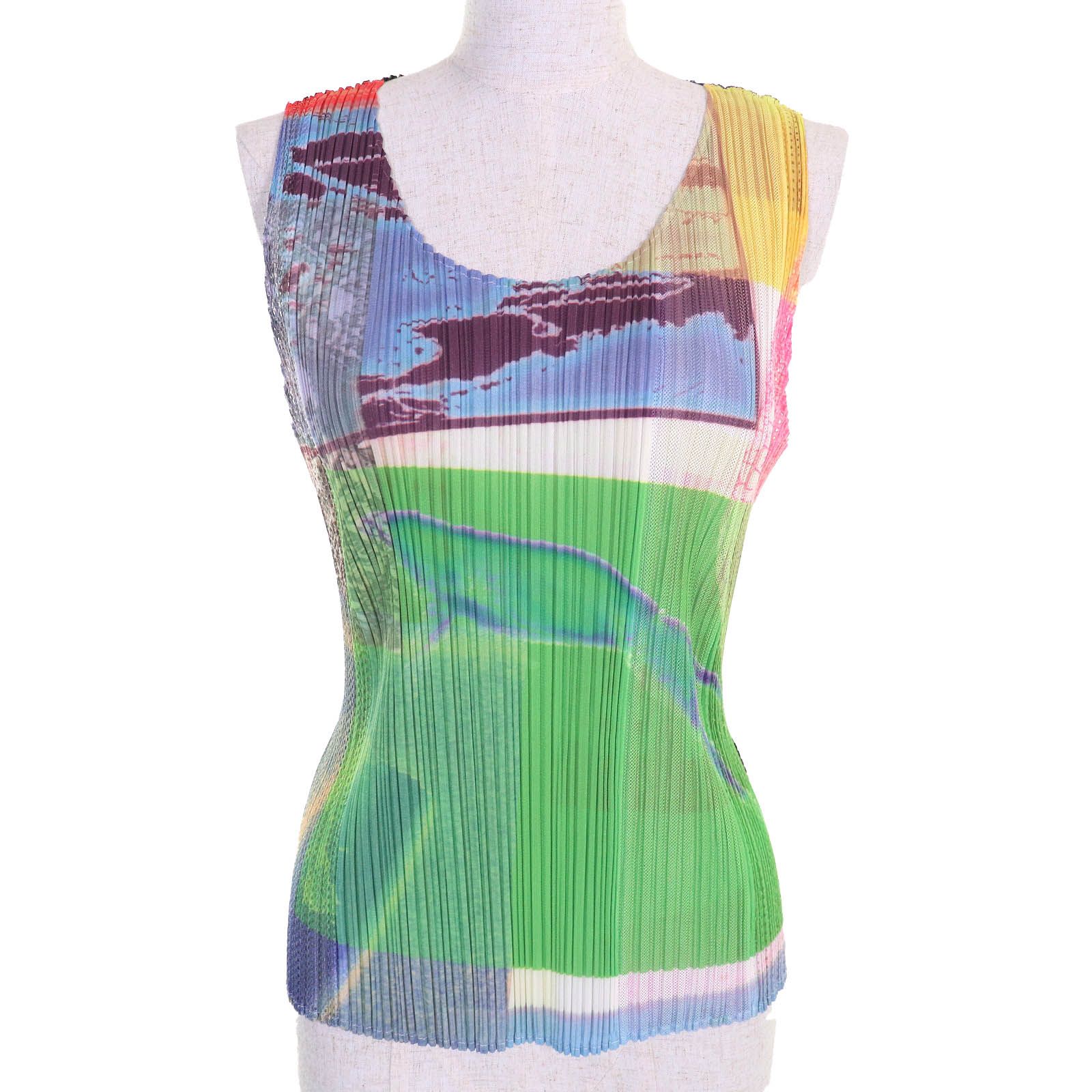 希少★プリーツプリーズ イッセイミヤケ カラフル タンクトップ レディース 3 プリーツ プリーズ イッセイ ミヤケの服をまとった女性を