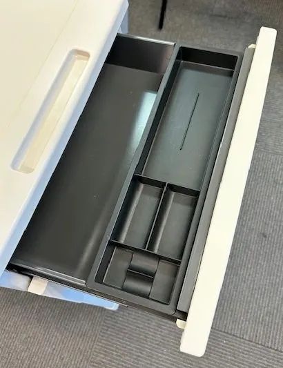 鍵付き キャビネット