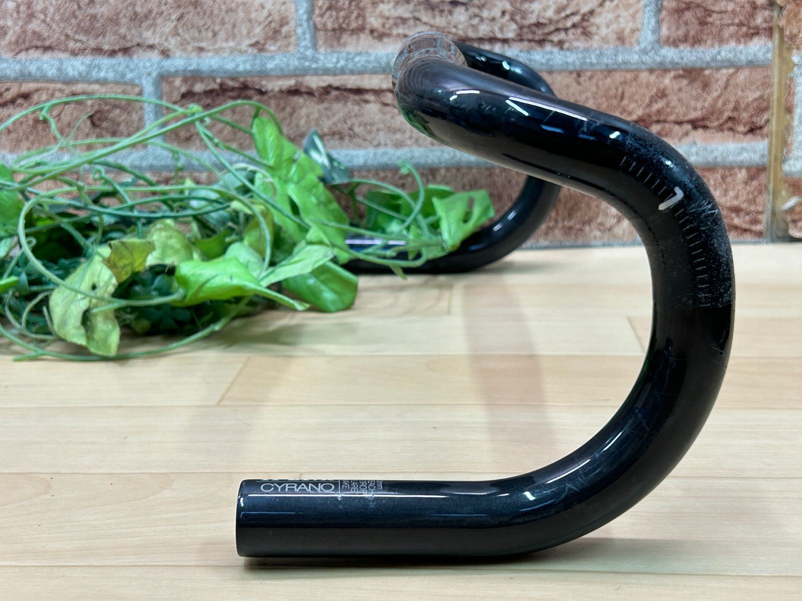 大特価sale!! 良品!! fi'zi:k CYRANO R1 CARBON HANDLE BAR SNAKE 400mm 206g フィジーク シラノ スネーク UDカーボン 軽量 カーボンドロップハンドル ロード ミニベロ 同梱発送承り中!! M-636