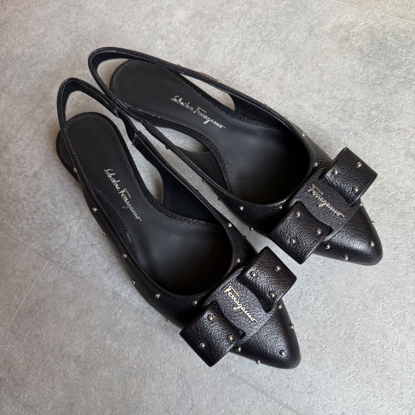 未使用品　salvatore ferragamo ヴァラリボンパンプス　ブラック 未使用フェラガモ ヴァラリボンパンプス黒リザード型押し 7.5C