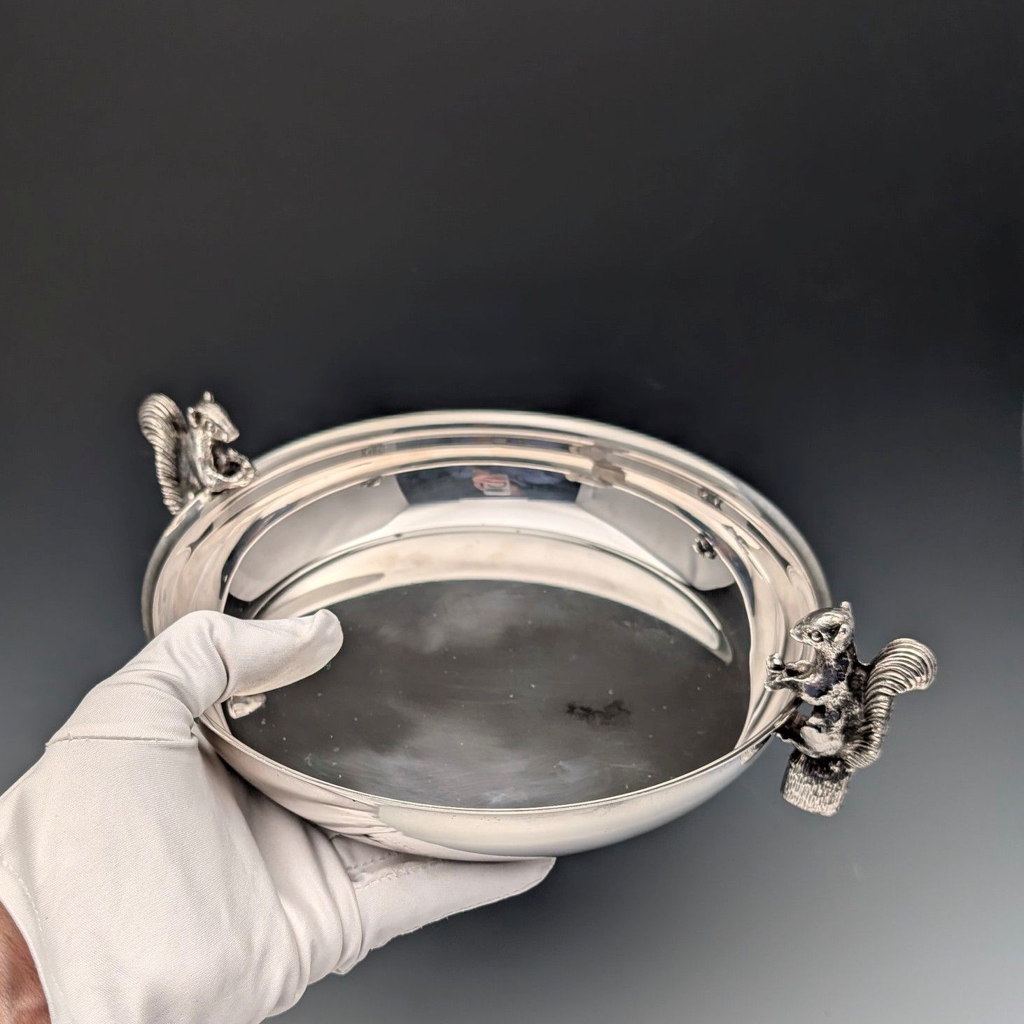 英国ヴィンテージ シルバープレート製 リス装飾 丸型大型ディッシュ Viners 英国ヴィンテージ シルバープレート製 リス装飾 丸型大型ディッシュ