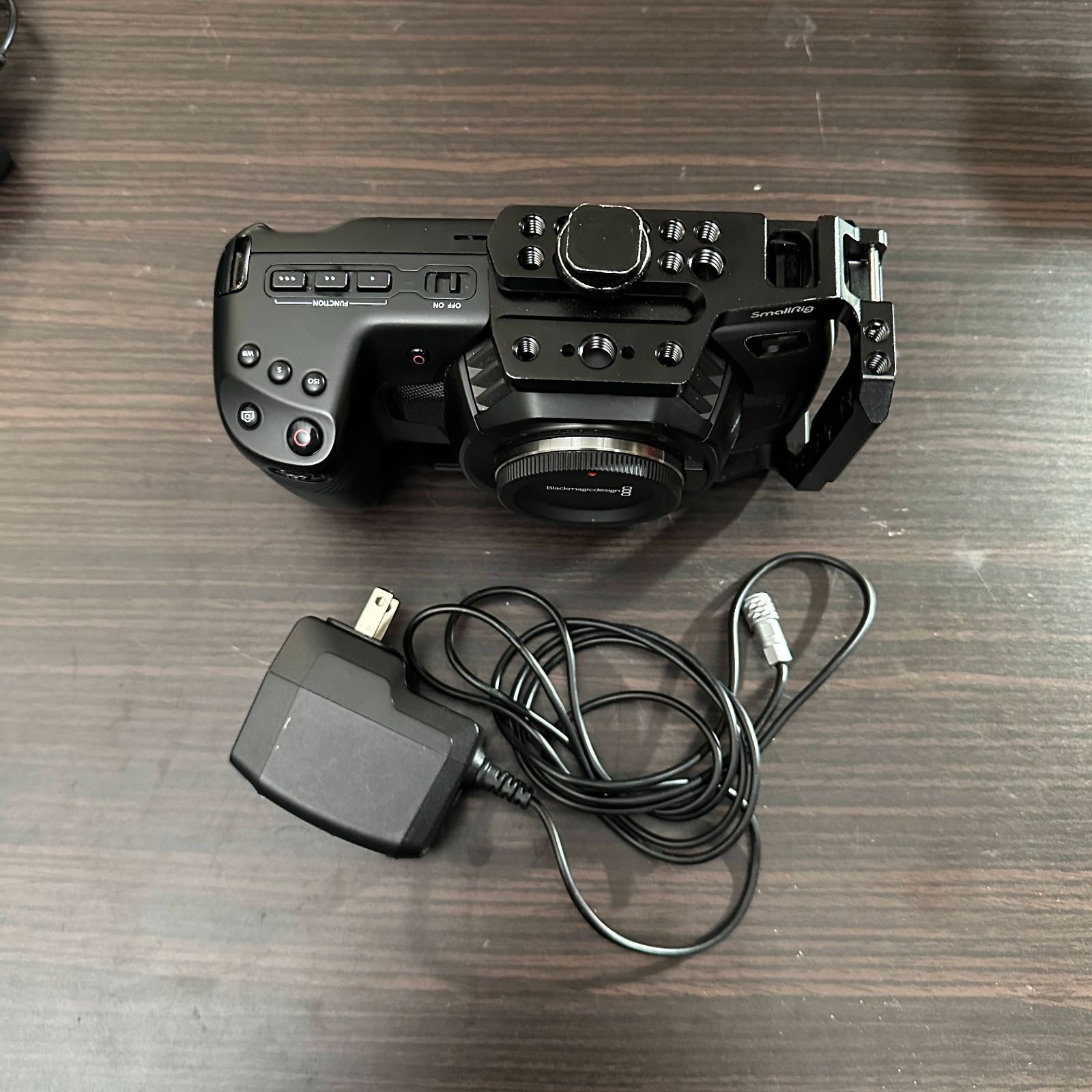 美品　BMPCC 4K 外部電源アダプター付ハーフゲージ付 BMPCC 4K ケージ付き - メルカリ