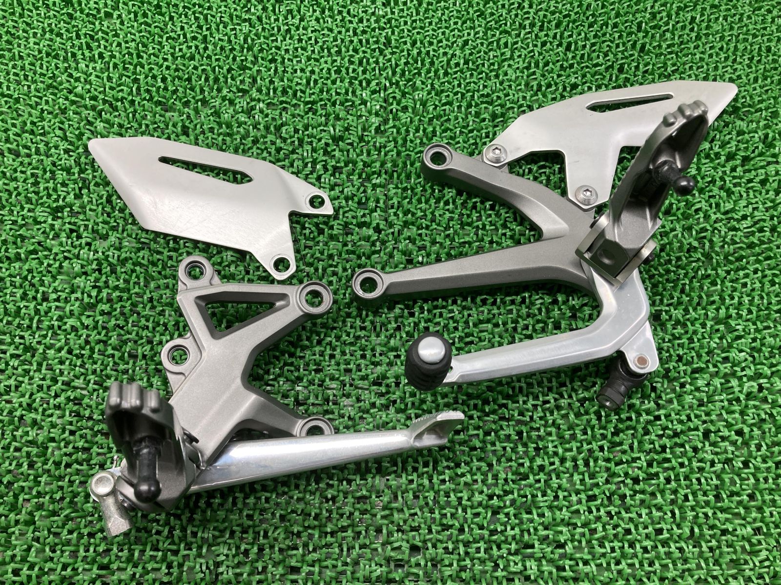専用ページです！ご購入不可 NinjaH2 ステップ 左右 0994/1308 カワサキ 純正 中古 バイク 部品