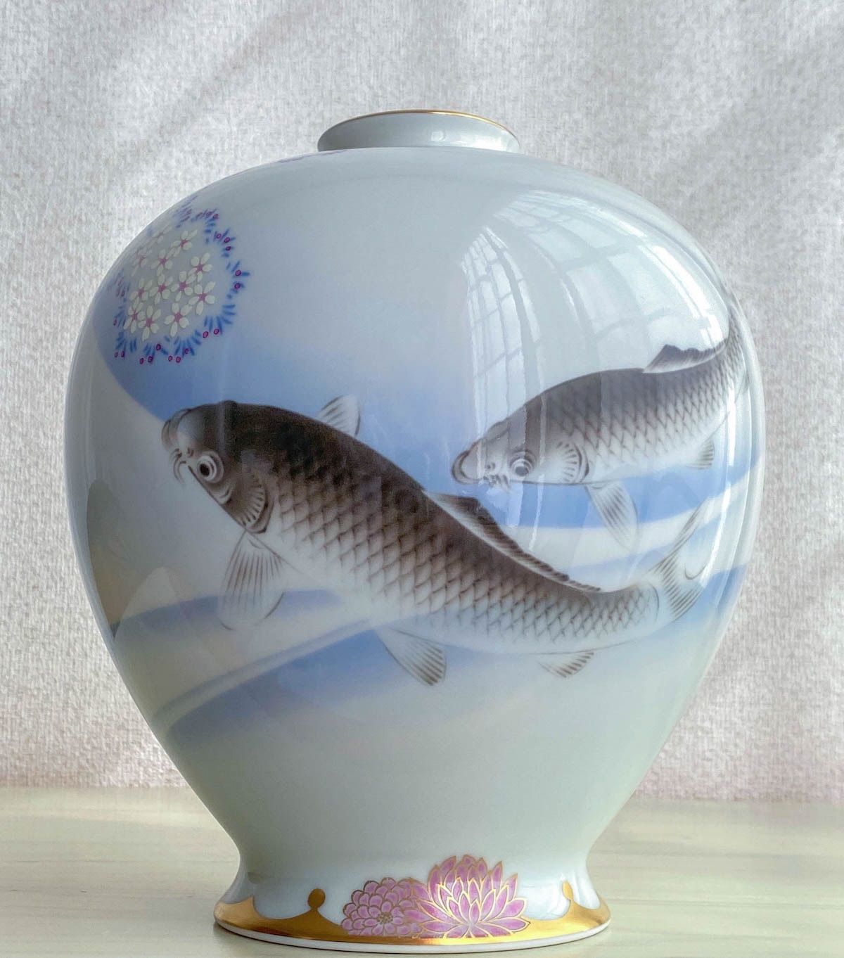 KK098 香蘭社 花瓶 染錦遊鯉 直径約19cm 高さ約21cm 有田焼 陶磁器 花器 華道 生け花 フラワーベース