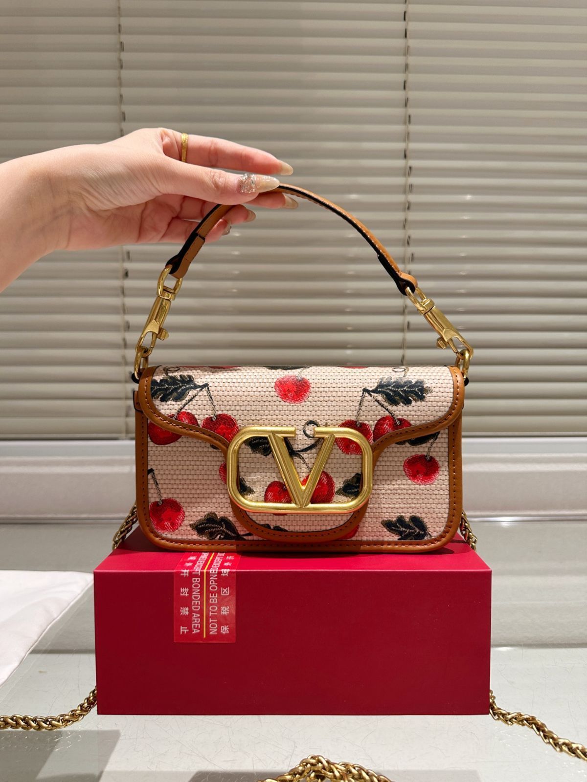 今日特価】Valentino Loco ショルダーバッグ 送料無料 割引価格