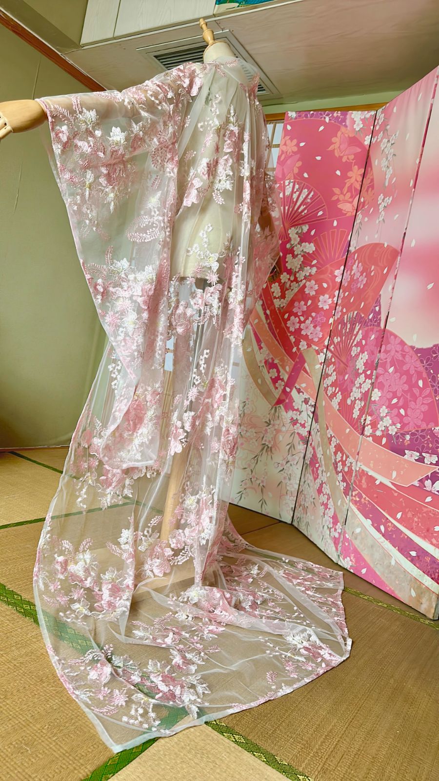 チュール打掛 オーガンジー打掛 着物 オーバードレス レース羽織 ウエディングドレス お色直し 刺繍 色変更 3D立体的な刺繍 うす衣 和装 和装花嫁 和装前撮り 色打掛 大人婚 舞台ステージ 時代劇用演劇 芝居 芸者 浴衣 ピンク