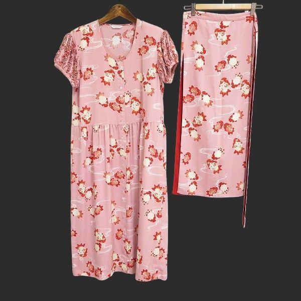 su ワンダフルワールド カネコイサオ 半袖 ワンピース 金魚柄 エプロン バッグ付き ちりめん 縮緬 ピコフリル 970696 k01