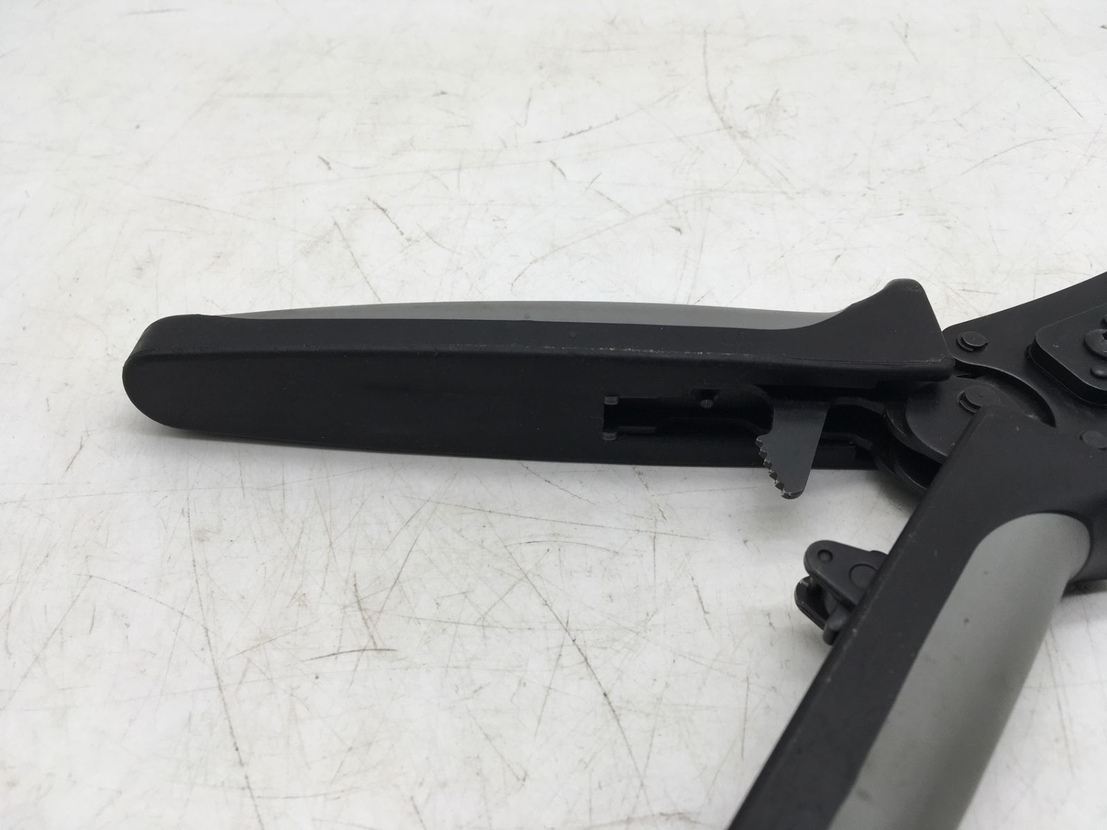 モジュラープラグ圧着工具