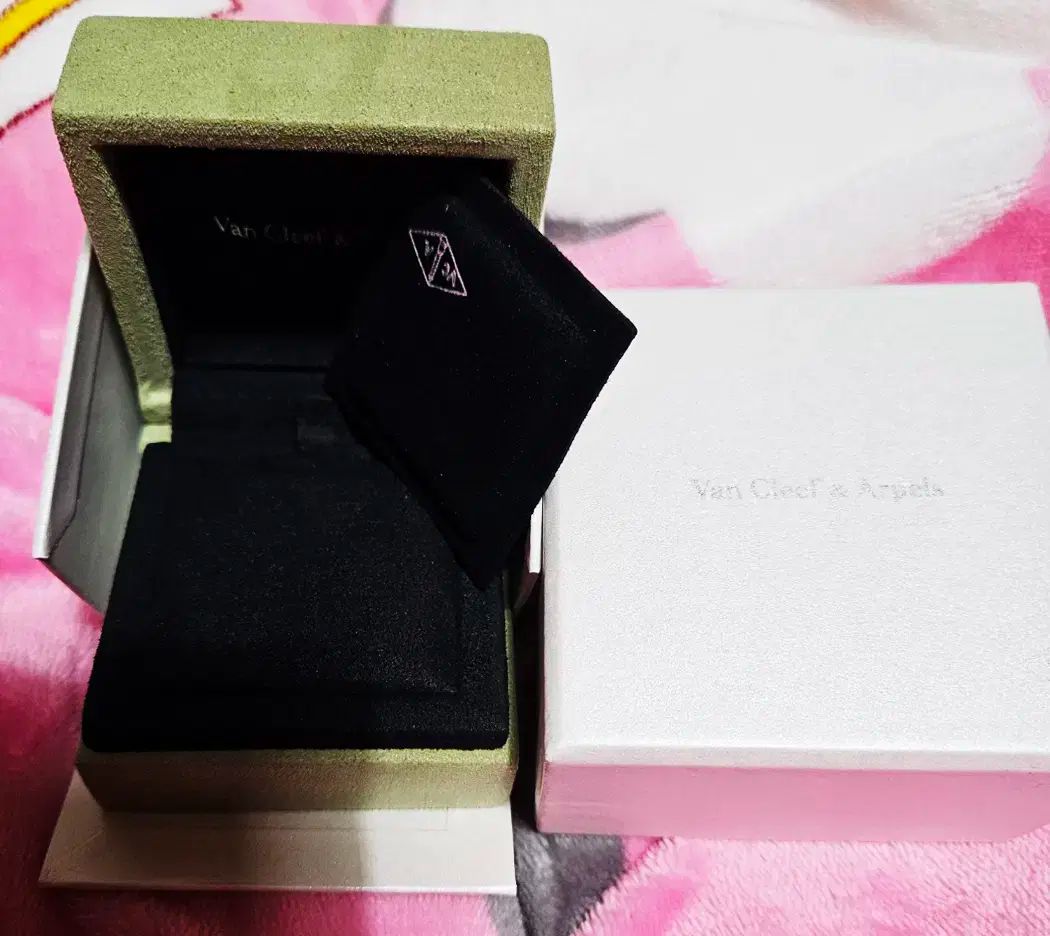 vancleef arpels ヴァンクリーフ アーペル ネックレス ボックス